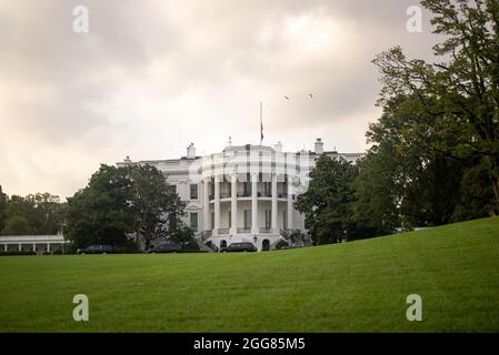 Washington, Stati Uniti. 29 agosto 2021. La vista della Casa Bianca dopo che il presidente Joe Biden ritorna alla Casa Bianca dalla Chiesa Cattolica della Santissima Trinità nel quartiere Georgetown di Washington, DC domenica 29 agosto 2021. Il presidente Biden ha partecipato in precedenza a un trasferimento dignitoso a dover, Delaware, per 13 membri dell'esercito americano che sono stati uccisi in Afghanistan la settimana scorsa e ha dato un aggiornamento sull'uragano Ida dalla sede della FEMA. Foto di Ken Cedeno/UPI Credit: UPI/Alamy Live News Foto Stock