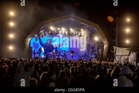 Portsmouth, Regno Unito. 29 agosto 2021. Portsmouth, Regno Unito . 29 agosto 2021. Nile Rodgers e Chic al Victorious Festival 2021, Portsmouth, Hampshire, Regno Unito. 29 ago 2021. Credit: Charlie Raven/Alamy Live News Credit: Charlie Raven/Alamy Live News Credit: Charlie Raven/Alamy Live News Foto Stock