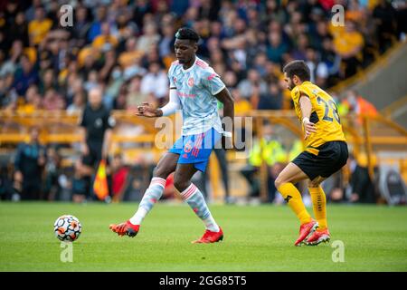 WOLVERHAMPTON, INGHILTERRA - AGOSTO 29: Paul Pomba di Manchester United e João Moutinho in azione durante la partita della Premier League tra Wolverhampton Foto Stock