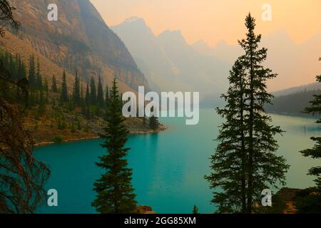 L'iconico lago Moraine nel Banff National Park, Alberta, Canada. Sparato durante l'estate del 2021 era nocciola a causa del fumo da incendi selvatici. Foto Stock