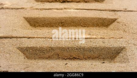 Mattoni pieni di argilla usati per la costruzione, mattoni rossi vecchi, fatti in Brasile, isolati su sfondo bianco. Foto Stock