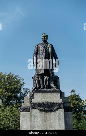 Statua (di Richard Goulden, 1914) per onorare Andrew Carnegie, all'ingresso del Parco Pittencoprieff, che ha acquistato e donato alla sua città natale in Foto Stock