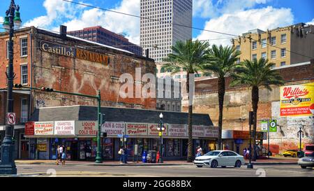 New Orleans, LA, USA - 27 settembre 2019: Minimarket all'angolo tra Canal e Tchoupitoulas nel centro di New Orleans. Foto Stock