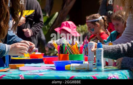 Bambini Le matite di colorazione della scuola tecnica di disegno Foto stock  - Alamy