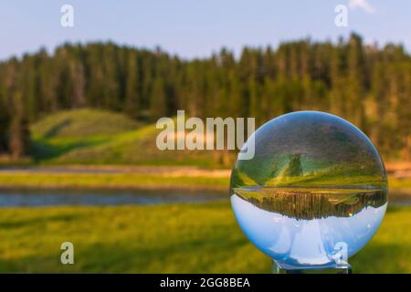 Hayden Valley attraverso Crystal Ball, parco nazionale di Yellowstone Foto Stock