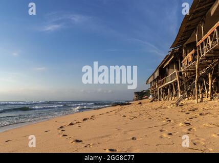 Tradizionali case di legno sulla spiaggia di Bali Foto Stock