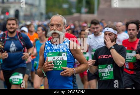 Riga, Lettonia. 29 agosto 2021. I concorrenti corrono durante la maratona internazionale Rimi riga a riga, Lettonia, 29 agosto 2021. Credit: Edijs Palens/Xinhua/Alamy Live News Foto Stock