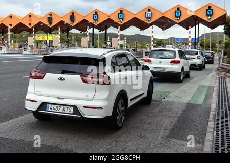 Vendrell, Spagna. 25 ago 2021. Veicoli all'ingresso del casello autostradale AP-7 a Vendrell che dal 1° settembre sarà gratuito per la Jonquera nei pressi della Francia.in Catalogna, il 1° settembre, vengono rilasciate le concessioni su quattro autostrade, Eliminando così i pedaggi di pagamento con 485.4 km di libera circolazione più un tratto di 82 km al confine con la Comunità autonoma di Aragona. (Foto di Ramon Costa/SOPA Images/Sipa USA) Credit: Sipa USA/Alamy Live News Foto Stock