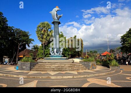 Dolphin statua, Lovina Beach, Kalibukbuk, Nord Bali, Indonesia Foto Stock