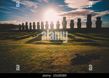 Alba sopra le sculture di pietra Moai a AHU Tongariki, isola di Pasqua, Cile. Foto Stock