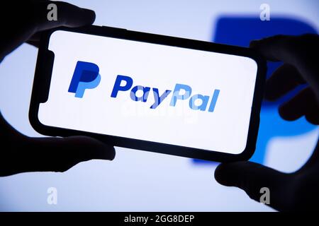 LONDRA, UK - Agosto 2021: Logo del servizio finanziario PayPal su uno smartphone Foto Stock