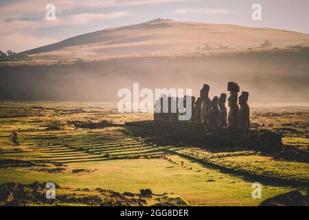 Alba sopra le sculture di pietra Moai a AHU Tongariki, isola di Pasqua, Cile. Foto Stock