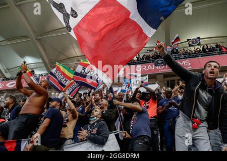 Reims, Francia. 29 agosto 2021. I tifosi di Parigi Saint-Germain sono visti durante la partita di calcio francese Ligue 1 tra Parigi Saint-Germain e lo Stade de Reims a Reims, Francia, il 29 agosto 2021. Credit: Aurelien Morissard/Xinhua/Alamy Live News Foto Stock