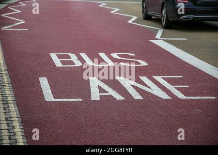 Bristol, Regno Unito. 16 Agosto 2021. Un cartello 'Bus Lane' in Bristol. Credit: SOPA Images Limited/Alamy Live News Foto Stock