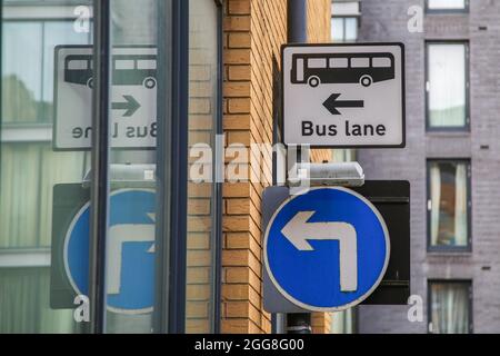 Bristol, Regno Unito. 16 Agosto 2021. Un 'Bus LAN' e un 'svolta a sinistra solo' strada segno a Bristol. Credit: SOPA Images Limited/Alamy Live News Foto Stock