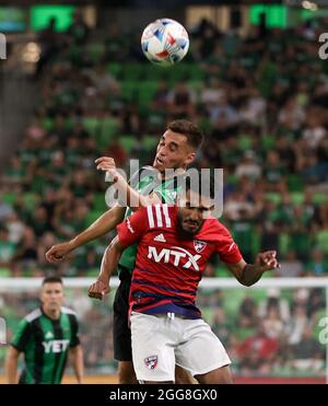 Austin, Texas, Stati Uniti. 29 agosto 2021: Il centrocampista Austin FC Hector Jimenez (16) testa la palla sul centrocampista FC Dallas Edwin Cerrillo (6) durante una partita MLS tra Austin FC e FC Dallas il 29 agosto 2021 ad Austin, Texas. (Credit Image: © Scott Coleman/ZUMA Press Wire) Credit: ZUMA Press, Inc./Alamy Live News Foto Stock