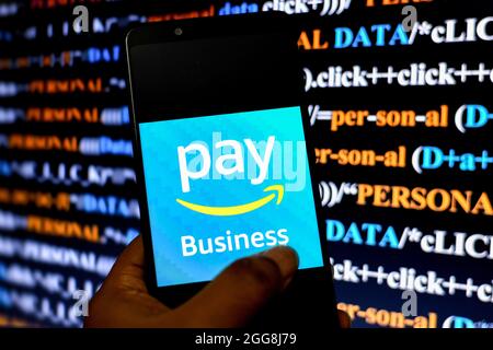 India. 29 agosto 2021. In questa illustrazione della foto viene visualizzato un logo Amazon Pay sullo smartphone. (Foto di Avishek Das/SOPA Images/Sipa USA) Credit: Sipa USA/Alamy Live News Foto Stock