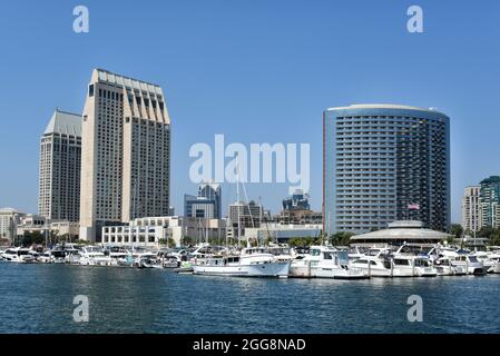 SAN DIEGO , CALIFORNIA - 25 AGO 2021: Il Manchester Grand Hyatt e Marriott Marquis Hotels si affacciano sul porto turistico di Embarcadero. Foto Stock