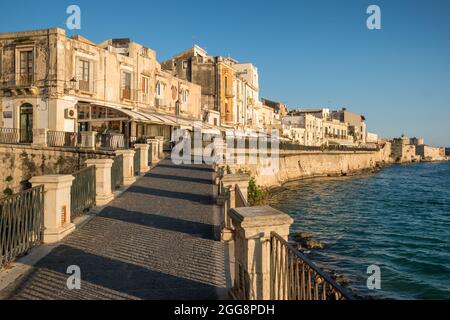 Lungomare dell'isola di Ortigia nella città di Siracusa, Sicilia Foto Stock