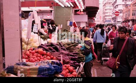 Venditore di verdure meno prospero quartiere Sham Shui po mercato Kowloon Hong Kong Foto Stock