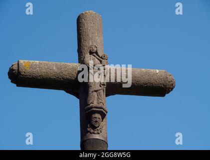 Vergine Maria e Gesù bambino, croce di pietra intagliata, Ennezat, Puy-de-Dôme, Auvergne-Rhône-Alpes, Francia. Foto Stock