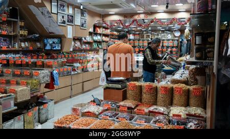 Sham Shui po Market Hong Kong tradizionale Old-School mercato notturno in stile cinese Foto Stock
