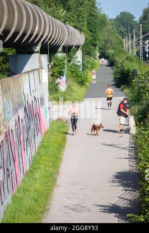 Pedala lungo un gasdotto disutilizzato di un'ex acciaieria, la Germania Foto Stock