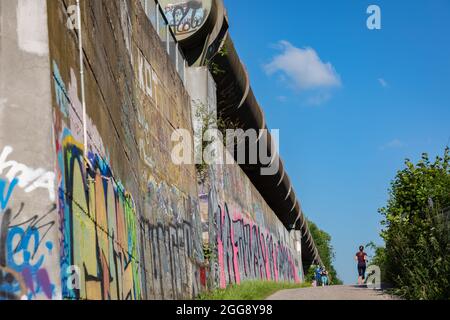 Pedala lungo un gasdotto disutilizzato di un'ex acciaieria, la Germania Foto Stock