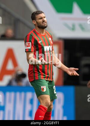 Daniel CALIGIURI (# 20, A). Calcio, FC Augsburg - Bayer 04 Leverkusen 1: 4, Calcio Bundesliga, 3 ° giorno di partita, stagione 2021-2022, il 28 agosto, 2021 ad Augsburg, WWKARENA, Germania. Le normative DFL vietano l'uso di fotografie come sequenze di immagini e/o quasi-video. ¬ Foto Stock