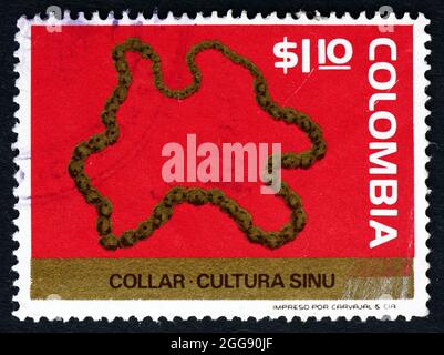 COLOMBIA - CIRCA 1975: Un francobollo stampato in Colombia mostra collana d'oro, Pre-colombiano Sinu Cultura Artifact, circa 1975 Foto Stock