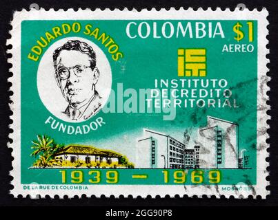 COLOMBIA - CIRCA 1970: Un francobollo stampato in Colombia mostra Eduardo Santos, edifici rurali e urbani, la fondazione del Territorial Credit Institute, Foto Stock