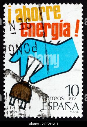 SPAGNA - CIRCA 1979: Un francobollo stampato in Spagna mostra mano tirando Plug, conservazione dell'energia, circa 1979 Foto Stock