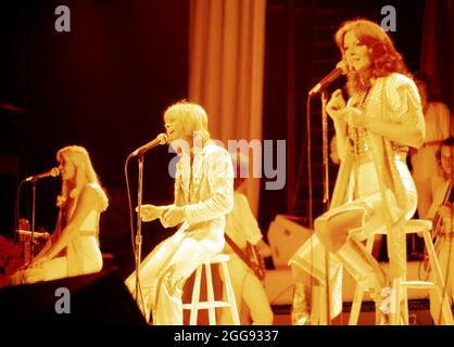 Foto di archivio datata 14/02/77 dei veterani svedesi Abba, Agnetha Faltskog (a sinistra), Bjorn Ulvaeus e Annifrid Lyngstad che si esibiscono presso la Royal Albert Hall. Abba sta partecipando all'app di condivisione video TikTok. Data di emissione: Lunedì 30 agosto 2021. Foto Stock