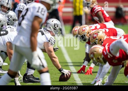 Una vista generale della linea di scenografia come Las Vegas Raiders centro Jimmy Morrissey (65) si prepara a scattare il calcio a Las Vegas Raiders qu Foto Stock