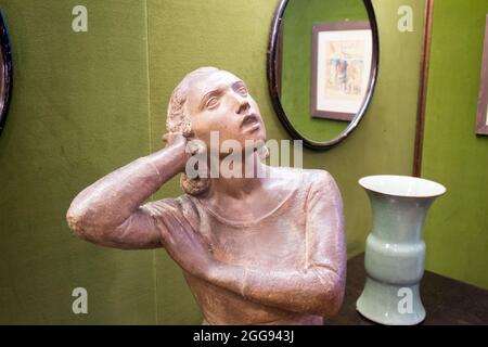 Una scultura di una giovane donna. All'interno del palazzo industriale, Villa Necchi Campiglio, a Milano. Foto Stock