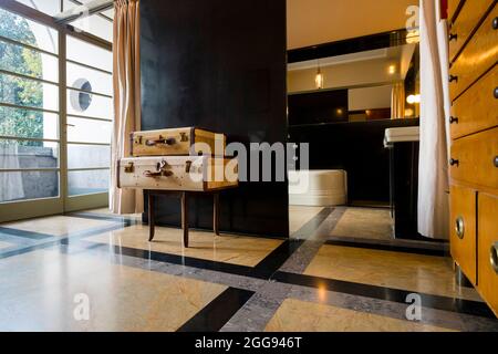 Un bagno con bagagli. All'interno del palazzo industriale, Villa Necchi Campiglio, a Milano. Foto Stock