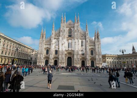 Facciata anteriore della chiesa cattolica, della cattedrale, del Duomo. A Milano. Foto Stock