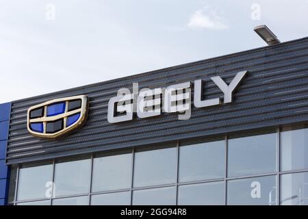 Logo Geely sulla costruzione della concessionaria di auto al giorno di sole - Geely è uno dei più grandi produttori di automobili cinesi - Tula, Russia, 08 27 2021 Foto Stock