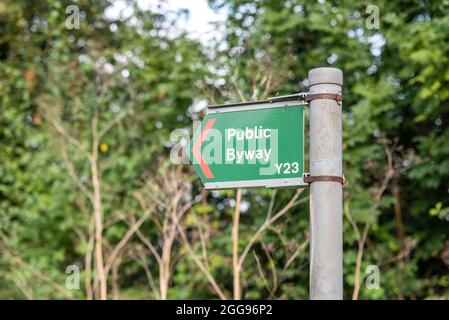 Public Byway Y23 fuori Bath Road, Longford, vicino all'aeroporto di Londra Heathrow, Regno Unito, un'area verde della strada con l'autostrada M25 a West Drayton Foto Stock