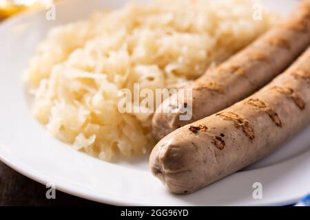 Salsicce e crauti Bratwurst su tavola di legno Foto Stock