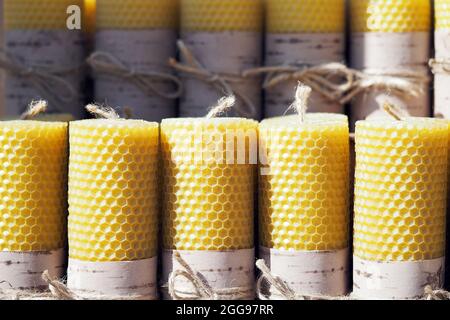 Candele in cera d'api naturale con aroma. Foto di alta qualità