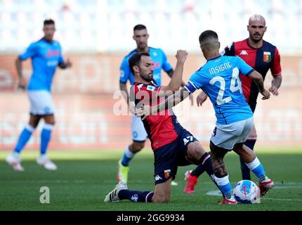 GENOVA, ITALIA - AGOSTO 29: Milano Badelj del CFC di Genova compete per la palla con Lorenzo Insigne della SSC Napoli , durante la Serie A match tra Genova CFC e SSC Napoli allo Stadio Luigi Ferraris il 29 agosto 2021 a Genova, . (Foto tramite MB Media) Foto Stock