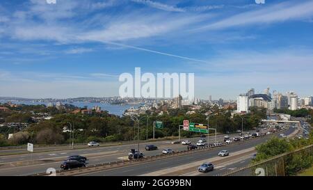 NORD, AUSTRALIA - Apr 24, 2021: Un colpo aereo di flusso continuo di traffico sulla Warringah Freeway per Harbour Bridge a North Sydney Foto Stock