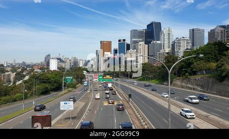 NORTH SYDNEY, AUSTRALIA - Apr 24, 2021: Un'istantanea aerea del flusso continuo di traffico sulla Warringah Freeway per Harbour Bridge a North Sydney Foto Stock