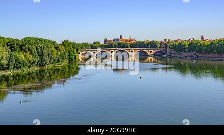 Il fiume Garonna con Pont Neuf e la città vecchia di Tolosa, Francia meridionale Foto Stock