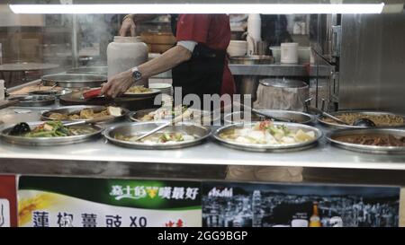 Street Food Hawker Entertainment zone, Reclamation Street, vita notturna, Mong Kok, Kowloon, Hong Kong, Cina Foto Stock