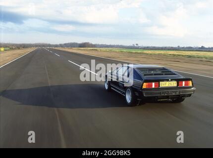 1982 Lotus Esprit Turbo alla guida di Norfolk UK. Storia di copertina di auto e autista. Foto Stock