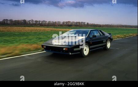 1982 Lotus Esprit Turbo alla guida di Norfolk UK. Storia di copertina di auto e autista. Foto Stock