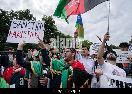 Migliaia di manifestanti dimostrano solidarietà al popolo afghano che vive sotto il governo dei talebani. Londra 28-08-2021 Foto Stock