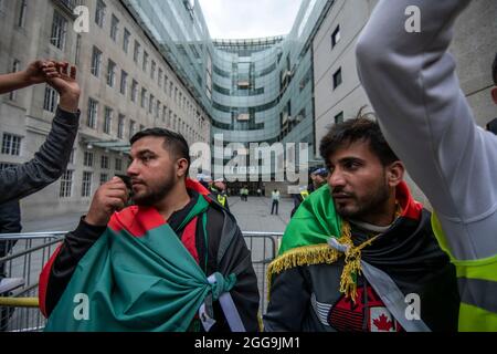 Migliaia di manifestanti dimostrano solidarietà al popolo afghano che vive sotto il governo dei talebani. Londra 28-08-2021 Foto Stock